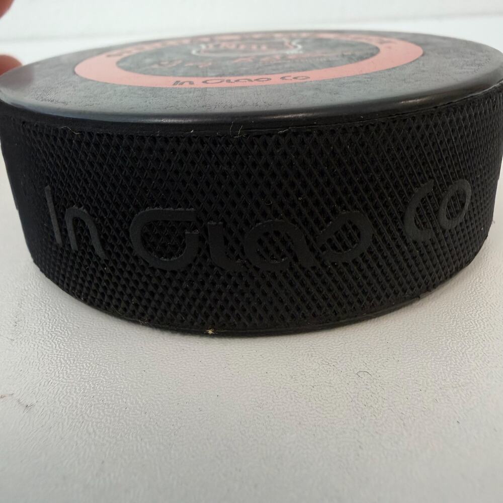 NHL Hockey Official Game Puck Autographed in Case- Unknown Signature - Picture 8 of 10
